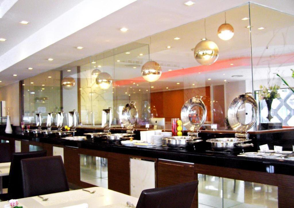 Iyarin@Tuk Chang Ratchayothin Hotel Bangkok Bagian luar foto