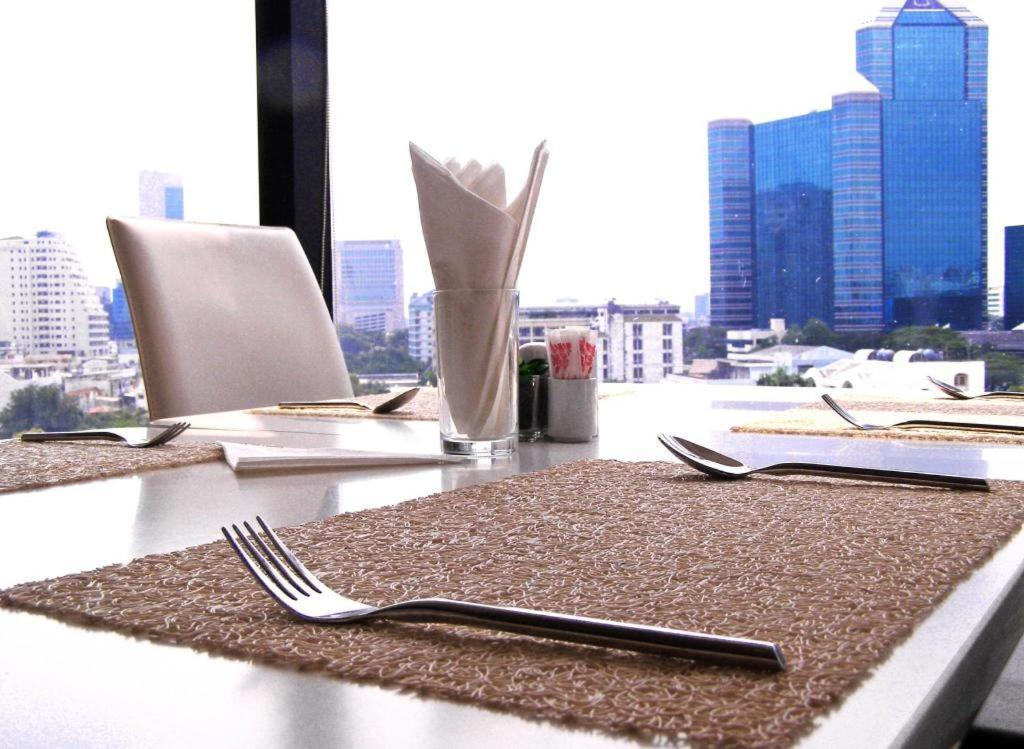 Iyarin@Tuk Chang Ratchayothin Hotel Bangkok Bagian luar foto