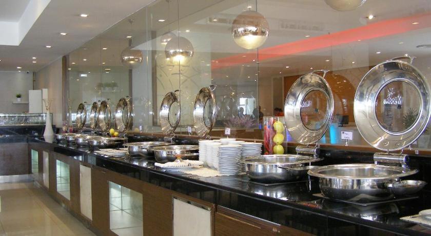 Iyarin@Tuk Chang Ratchayothin Hotel Bangkok Bagian luar foto