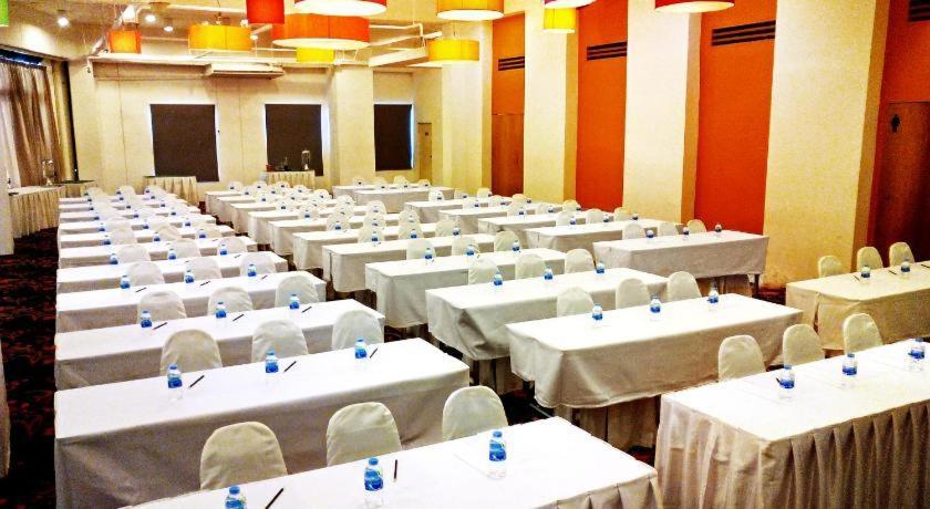 Iyarin@Tuk Chang Ratchayothin Hotel Bangkok Bagian luar foto