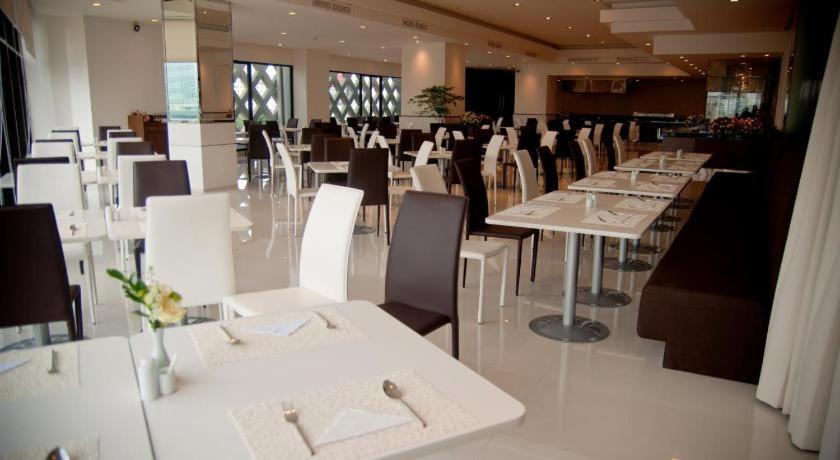 Iyarin@Tuk Chang Ratchayothin Hotel Bangkok Bagian luar foto